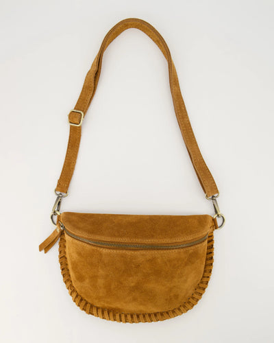 Cognac kleurige Lederen Crossbody Tas Mara is gemaakt van suède leer. De tas bestaat uit een hoofdvak en is te sluiten door middel van een rits. In het hoofdvak zit een afsluitbaar steekvak. De tas heeft een afneembaar en verstelbaar hengsel van suède en is verkrijgbaar in verschillende kleuren: Cognac suède, Zand suède. Afmeting : 26cm x 19cm x 7cm