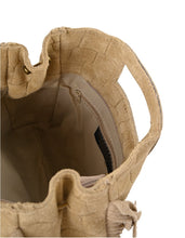 Afbeelding in Gallery-weergave laden, Tas Sylvie Croco Suede is een lederen handtas met Croco print, heeft een verstelbaar hengsel en kan crossbody gedragen worden. Handtas Sylvie heeft franjes als leuk detail en wordt gesloten met een ritssluiting.
