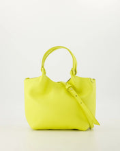Afbeelding in Gallery-weergave laden, Tas Baby Lou is een praktische en elegante handtas met een afneembaar en verstelbaar hengsel, waardoor deze tas zowel als handtas als crossbody gedragen kan worden.
Deze tas is vervaardigd van hoogwaardig leer en is ideaal voor dagelijks gebruik. Tas Baby Lou is verkrijgbaar in verschillende kleuren: Ecru, Geel, Lila, Jeansblauw suède, Luipaard suède. Afmeting : 16cm x 17cm x 10cm
