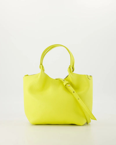 Tas Baby Lou is een praktische en elegante handtas met een afneembaar en verstelbaar hengsel, waardoor deze tas zowel als handtas als crossbody gedragen kan worden.
Deze tas is vervaardigd van hoogwaardig leer en is ideaal voor dagelijks gebruik. Tas Baby Lou is verkrijgbaar in verschillende kleuren: Ecru, Geel, Lila, Jeansblauw suède, Luipaard suède. Afmeting : 16cm x 17cm x 10cm