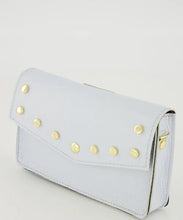 Afbeelding in Gallery-weergave laden, Lichtblauwe Tas met goudkleurige studs, met lus aan de achterzijde om het tasje aan een riem te dragen. Deze kleine tas heeft een afneembaar en verstelbaar hengsel.
