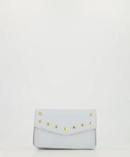 Afbeelding in Gallery-weergave laden, Lichtblauwe Tas met goudkleurige studs, met lus aan de achterzijde om het tasje aan een riem te dragen. Deze kleine tas heeft een afneembaar en verstelbaar hengsel.
