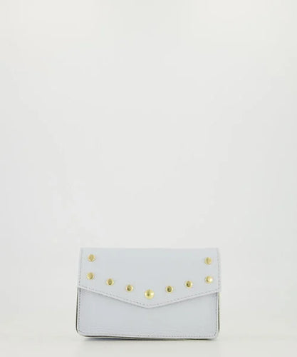 Lichtblauwe Tas met goudkleurige studs, met lus aan de achterzijde om het tasje aan een riem te dragen. Deze kleine tas heeft een afneembaar en verstelbaar hengsel.