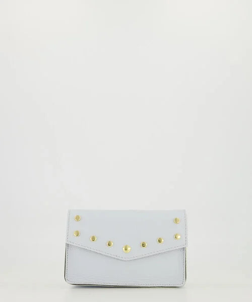 Lichtblauwe Tas met goudkleurige studs, met lus aan de achterzijde om het tasje aan een riem te dragen. Deze kleine tas heeft een afneembaar en verstelbaar hengsel.