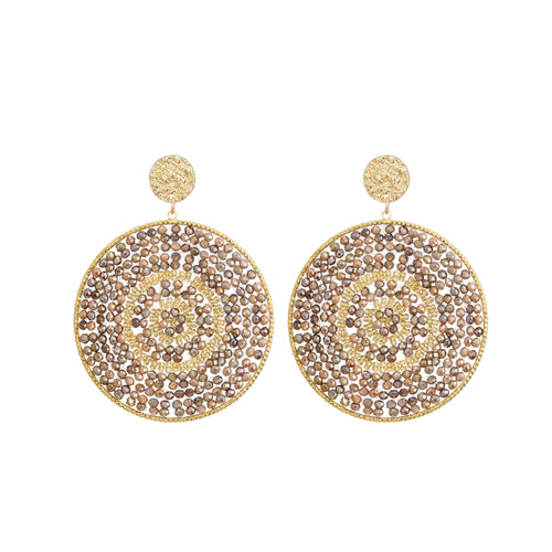 Taupe Oorbellen Emma, prachtig vormgegeven in opvallende schijven, afgezet met zwarte en gouden sierkraaltjes. Een ware eyecatcher, deze statement oorbellen. 