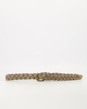 Afbeelding in Gallery-weergave laden, Taupe gevlochten leren riem van suède met bronskleurige gesp. Riem Ilse is verkrijgbaar in verschillende kleuren.
