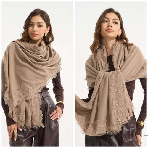 Taupe Sjaal Floor, grote sjaal met kant in de prachtige warme en chique kleur taupe. Een comfortabele sjaal om te dragen, perfect om je outfit mee op te fleuren.
