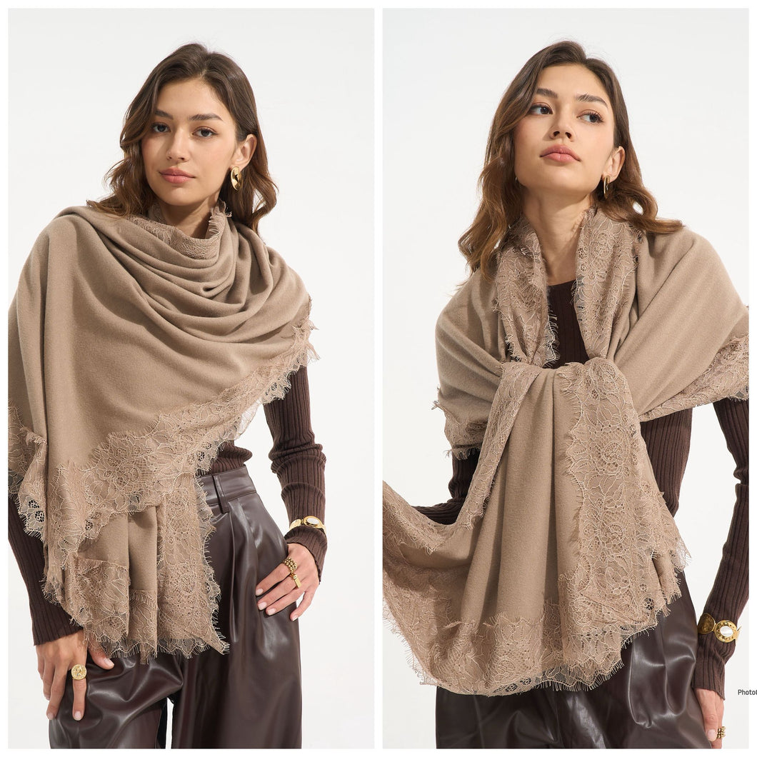 Taupe Sjaal Floor, grote sjaal met kant in de prachtige warme en chique kleur taupe. Een comfortabele sjaal om te dragen, perfect om je outfit mee op te fleuren.
