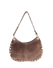 Afbeelding in Gallery-weergave laden, Taupe Tas Sophie van suède met studs. Deze elegante schoudertas van echt suède is een perfecte mix van stoer en stijlvol. De tas is uitgevoerd in een warme taupekleur en afgewerkt met goudkleurige studs langs de randen voor een opvallend detail.
