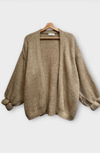 Load image into Gallery viewer, Taupe Vest Lois, mooie knitwear. Heerlijk open vest met lange mouwen en ruffle. Zeer comfortabel om te dragen en gemakkelijk te combineren door de neutrale tint.
