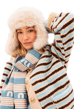 Afbeelding in Gallery-weergave laden, Teddy jas met een moderne twist voelt zacht en luxe aan, terwijl de horizontale strepen in blauw, bruin en ecru de jas een eigentijdse uitstraling geven.
