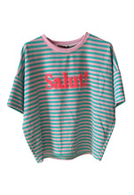 Afbeelding in Gallery-weergave laden, Superleuke Gestreepte Top in fleurige kleuren, een dikkere stof T-shirt met opdruk Salut. Dit T-shirt is te combineren met een korte of lange denim broek.
