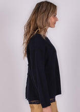 Afbeelding in Gallery-weergave laden, Blauwe Sweater, Oversized Pullover LAMIA in Navy met knoopdetails, zachte kwaliteit en een comfortabele, tijdloze pasvorm.
