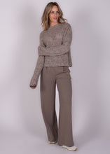 Load image into Gallery viewer, Pullover BUDAPEST van een mix van alpaca en wol met een warme uitstraling, zachte kwaliteit en comfortabele pasvorm. Pullover in de warme kleur taupe en grijs.
