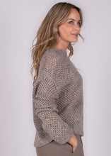 Load image into Gallery viewer, Pullover BUDAPEST van een mix van alpaca en wol met een warme uitstraling, zachte kwaliteit en comfortabele pasvorm. Pullover in de warme kleur taupe en grijs.

