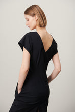 Afbeelding in Gallery-weergave laden, Zwarte Jurk Domina is een klassieke jurk van Jane Luskha, heeft een ronde hals met een V-hals en een split aan de achterkant. Mooi door eenvoud! De jurk is van de bekende travel kwaliteit en verkrijgbaar in maat S t/m XXL.
