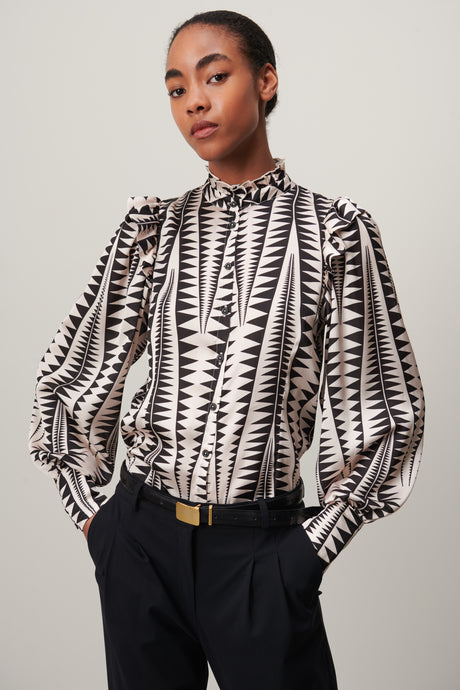 Zwart/witte Blouse Kim is een vrouwelijke blouse uit de collectie van Jane Luskha, heeft lange mouwen met bredere manchetten, ruches op de schouders en een opstaande kraag. Deze stijlvolle blouse is ook ontzettend mooi om te dragen onder een zwart pak.  De blouse is van de bekende travel kwaliteit en is verkrijgbaar in verschillende maten.  Item referentie : PEG723116
