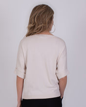 Afbeelding in Gallery-weergave laden, Offwhite Top van Viscosemix met Diepe V-Hals – Relaxte Pasvorm, Stijlvol &amp; Clean van The Clothed Collectie. Een stijlvolle Top met een diepe V-hals en omslag boord bij de aangesloten mouwen. De perfect top voor zomerse dagen, maar ook om het gehele jaar door te dragen onder een blouse of blazer. Top Pylos is verkrijgbaar in verschillende kleuren: Offwhite, Old Pink.
