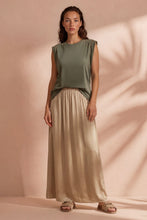 Load image into Gallery viewer, Stijlvolle mouwloze top, afgewerkt met subtiele studs op de schouders voor een verfijnde en moderne uitstraling. De luchtige stof en comfortabele pasvorm maken deze top perfect voor zowel casual als geklede looks. 

