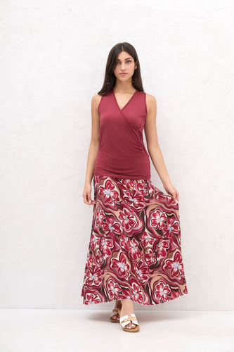 Tricot Top Chantal van Chastar is een top welke gemakkelijk te combineren is. Top heeft een overslag en elastiek aan een kant, waardoor een rimpeleffect ontstaat. Deze top draagt zeer comfortabel en bevat stretch.