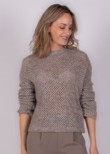 Load image into Gallery viewer, Pullover BUDAPEST van een mix van alpaca en wol met een warme uitstraling, zachte kwaliteit en comfortabele pasvorm. Pullover in de warme kleur taupe en grijs.
