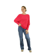 Afbeelding in Gallery-weergave laden, Trui Cerise. Stijlvolle trui met boothals, off shoulder te dragen en vleermuismouwen. Zacht, comfortabel en veelzijdig. Perfect voor casual en elegante looks.
