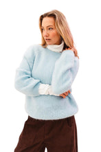 Afbeelding in Gallery-weergave laden, Blauwe Mohair Trui met Boothals. Deze elegante trui, vervaardigd uit een zachte en lichte mohairmix, biedt ultiem draagcomfort en een luxe uitstraling.
