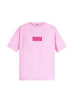 Load image into Gallery viewer, Roze T-shirt Bisous is een basis shirt van 100% katoen met ronde boord en korte mouwen. Zowel op de voor- en achterkant heeft dit t-shirt een applicatie Bisous in fuchsia.
