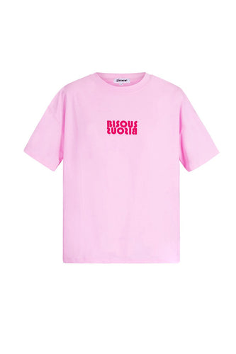 Roze T-shirt Bisous is een basis shirt van 100% katoen met ronde boord en korte mouwen. Zowel op de voor- en achterkant heeft dit t-shirt een applicatie Bisous in fuchsia.
