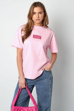 Load image into Gallery viewer, Roze T-shirt Bisous is een basis shirt van 100% katoen met ronde boord en korte mouwen. Zowel op de voor- en achterkant heeft dit t-shirt een applicatie Bisous in fuchsia.
