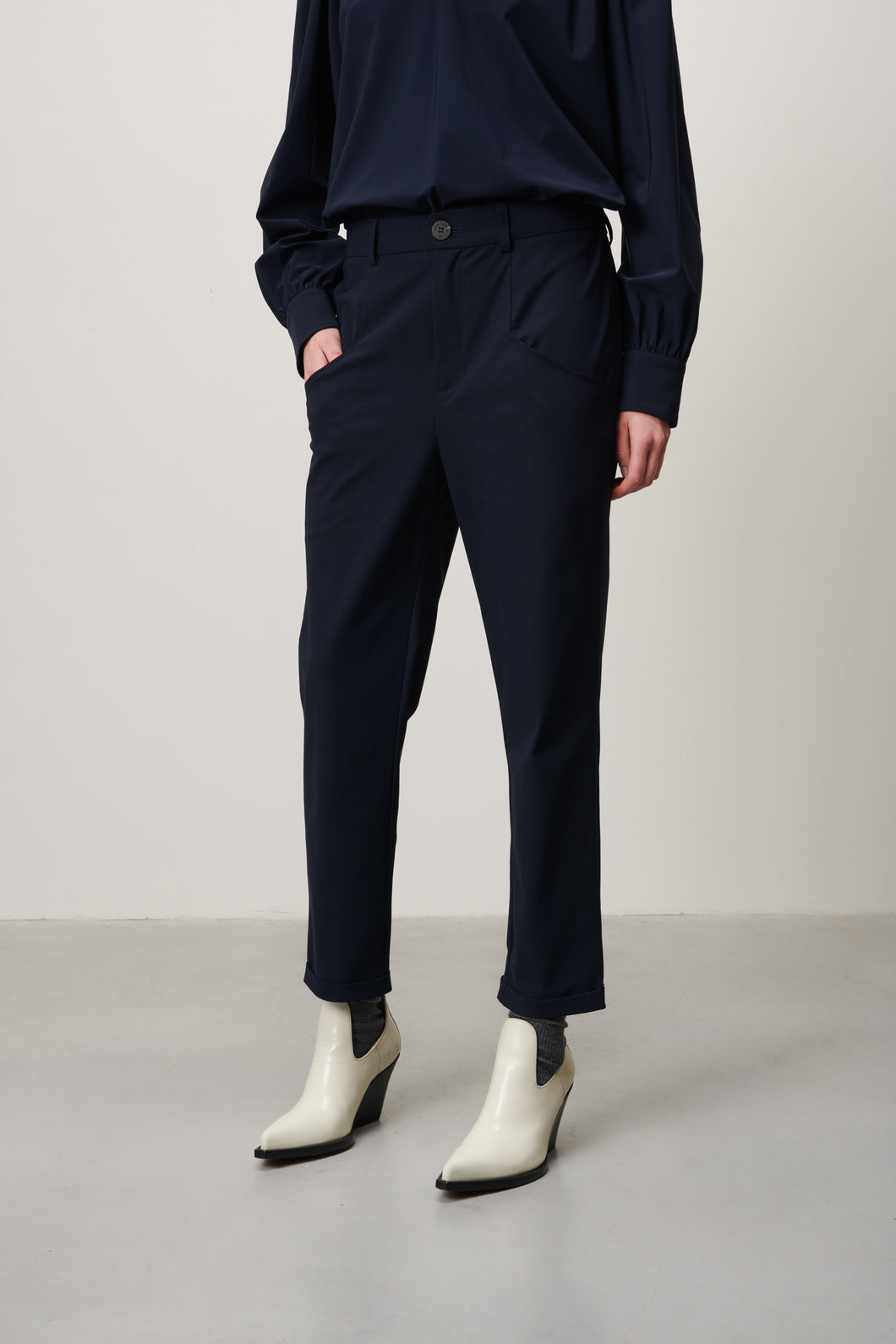 Travelkwaliteit blauwe broek, Pants Hary van Jane Lushka is een mooie lange redelijk aansluitende broek met een ritssluiting, knoop en lusjes. Broek heeft een rechte pijp met omslag, aan beide kanten zakken en is van de bekende travel kwaliteit.