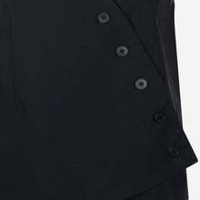 Load image into Gallery viewer, Zwart Gilet, het Oliver Vest is een modern gilet uit de collectie van Jane Luskha, met item referentie U423150. Gilet heeft een schuine overslag als prachtig detail met kleine knoopjes.  Het vest is uitgevoerd in de kleur zwart en is van de bekende travel kwaliteit.
