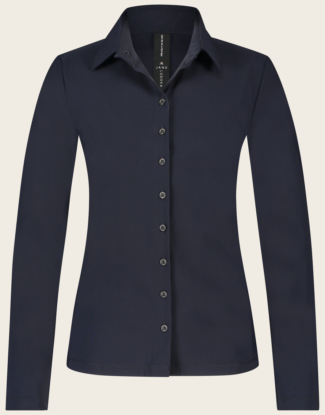 Blauwe blouse Kikkie U7211100LS is een getailleerde blouse uit de basis collectie van Jane Luskha, heeft lange mouwen, donkere knoopjes en een kraag. Deze stijlvolle blouse is ook ontzettend mooi om te dragen onder een pak. De blouse is uitgevoerd in het blauw en is van de bekende travel kwaliteit.