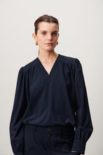 Load image into Gallery viewer, Blauwe Blouse Liza van Jane Lushka heeft een vrouwelijk silhouet, een V-hals, lange mouwen met knoopjes op de manchetten. Liza blouse is geschikt voor verschillende gelegenheden. 
