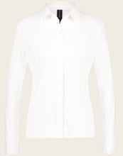 Load image into Gallery viewer, Witte blouse Kikkie U7211100LS is een getailleerde blouse uit de basis collectie van Jane Luskha, heeft lange mouwen, lichte knoopjes en een kraag. Deze stijlvolle blouse is ook ontzettend mooi om te dragen onder een pak. De blouse is uitgevoerd in het wit en is van de bekende travel kwaliteit.
