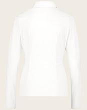 Load image into Gallery viewer, Witte blouse Kikkie U7211100LS is een getailleerde blouse uit de basis collectie van Jane Luskha, heeft lange mouwen, lichte knoopjes en een kraag. Deze stijlvolle blouse is ook ontzettend mooi om te dragen onder een pak. De blouse is uitgevoerd in het wit en is van de bekende travel kwaliteit.
