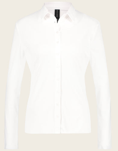 Witte blouse Kikkie U7211100LS is een getailleerde blouse uit de basis collectie van Jane Luskha, heeft lange mouwen, lichte knoopjes en een kraag. Deze stijlvolle blouse is ook ontzettend mooi om te dragen onder een pak. De blouse is uitgevoerd in het wit en is van de bekende travel kwaliteit.