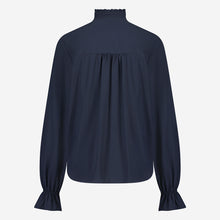 Afbeelding in Gallery-weergave laden, Blauwe Blouse Roberta U723120 van Jane Lushka is een verfijnde elegante blouse. Blouse heeft ruffles aan de voorkant, een hoge kraag, lange mouwen, donkere knoopjes. Deze stijlvolle blouse is ook ontzettend mooi om te dragen onder een pak. De blouse is van de bekende travel kwaliteit en is verkrijgbaar in fuchsia, blauw.
