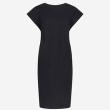 Load image into Gallery viewer, Zwarte Jurk Domina is een klassieke jurk van Jane Luskha, heeft een ronde hals met een V-hals en een split aan de achterkant. Mooi door eenvoud! De jurk is van de bekende travel kwaliteit en verkrijgbaar in maat S t/m XXL.
