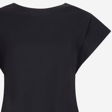 Afbeelding in Gallery-weergave laden, Zwarte Jurk Domina is een klassieke jurk van Jane Luskha, heeft een ronde hals met een V-hals en een split aan de achterkant. Mooi door eenvoud! De jurk is van de bekende travel kwaliteit en verkrijgbaar in maat S t/m XXL.
