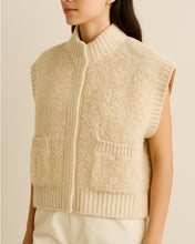 Load image into Gallery viewer, Vest Belgium in de kleur Oatmeal Cream is een trendy en prachtig Bouclé exemplaar van de Moment in May Collectie. Vest/gilet is ongeveer 65cm lengte (maat L/XL), is zowel binnen als buitenshuis te dragen. En is in combinatiematen te bestellen.
