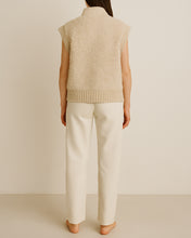 Load image into Gallery viewer, Vest Bouclé Belgium in de kleur Oatmeal Cream is een trendy en prachtig exemplaar van de Moment in May Collectie. Vest/gilet is ongeveer 65cm lengte (maat L/XL), is zowel binnen als buitenshuis te dragen. En is in combinatiematen te bestellen.
