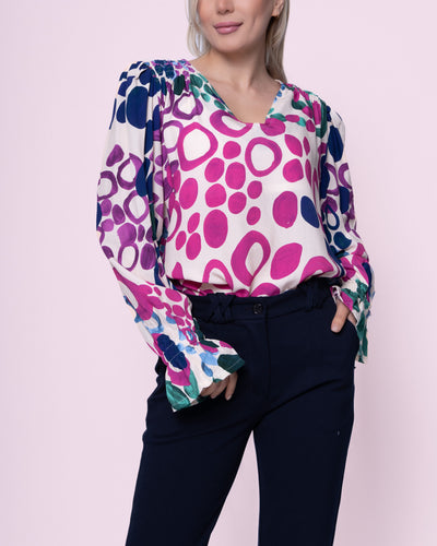 Fuchsia Blouse Print met V-hals van de Soft Collectie Chastar. Viscose Blouse Circle Fuchsia is een frisse en moderne top met cirkels van een zachte stof. De blouse heeft smok schouders, elastiek in de mouwen en is verkrijgbaar in combinatiematen. Viscose Blouse Circle is verkrijgbaar in verschillende kleuren: blauw, groen, fuchsia.