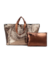 Load image into Gallery viewer, Weekend Tas Bilbao Pailletten Brons. Extra ruime tas inclusief clutch voor strand, boodschappen of reizen. Lichtgewicht, ritssluiting en sterke handgrepen. Tas Bilbao in metallic uitvoering met pailletten. De tas heeft een felroze binnenvoering, een groot hoofdvak met aan de binnenzijde een ritsvakje.
