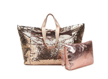 Load image into Gallery viewer, Weekend Tas Bilbao Pailletten Champagne. Extra ruime tas inclusief clutch voor strand, boodschappen of reizen. Lichtgewicht, ritssluiting en sterke handgrepen. Tas Bilbao in metallic uitvoering met pailletten. De tas heeft een felroze binnenvoering, een groot hoofdvak met aan de binnenzijde een ritsvakje.
