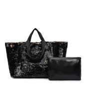 Load image into Gallery viewer, Weekend Tas Bilbao Pailletten Zwart. Extra ruime tas inclusief clutch voor strand, boodschappen of reizen. Lichtgewicht, ritssluiting en sterke handgrepen. Tas Bilbao in metallic uitvoering met pailletten. De tas heeft een felroze binnenvoering, een groot hoofdvak met aan de binnenzijde een ritsvakje.
