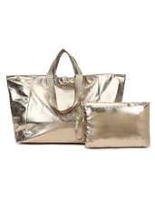 Load image into Gallery viewer, Weekend Tas Valencia Metallic Goud. Extra ruime tas inclusief clutch voor strand, boodschappen of reizen. Lichtgewicht, ritssluiting en sterke handgrepen. Tas Valencia in metallic uitvoering. De tas heeft een felroze binnenvoering, een groot hoofdvak met aan de binnenzijde een ritsvakje.
