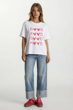 Afbeelding in Gallery-weergave laden, T-shirt met grafische print, een echte statement piece. De opvallende grafische print met speelse hartjes geeft het T-shirt een eigentijdse uitstraling. Bestel!
