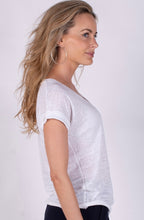 Load image into Gallery viewer, Linnen T-shirt met Diepe V-Hals – Relaxte Pasvorm &amp; Luchtig Comfort van The Clothed Collectie. Een comfortabel T-shirt met een diepe V-hals en relaxte pasvorm. Gemaakt van hoogwaardig, ademend linnen – perfect voor zomerse dagen
