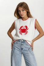 Afbeelding in Gallery-weergave laden, Deze trendy gebreide witte spencer is een echte eyecatcher. Het mouwloze model is uitgevoerd in een zachte, comfortabele knit en heeft een opvallend rood krabmotief.
